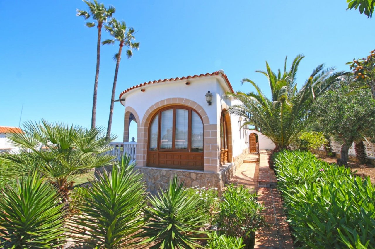 Villa de tres habitaciones, apartamento de invitados y vistas al mar en el Montgó, Dénia