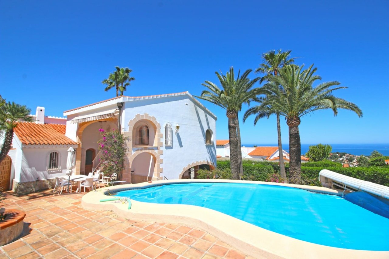 Villa de tres habitaciones, apartamento de invitados y vistas al mar en el Montgó, Dénia