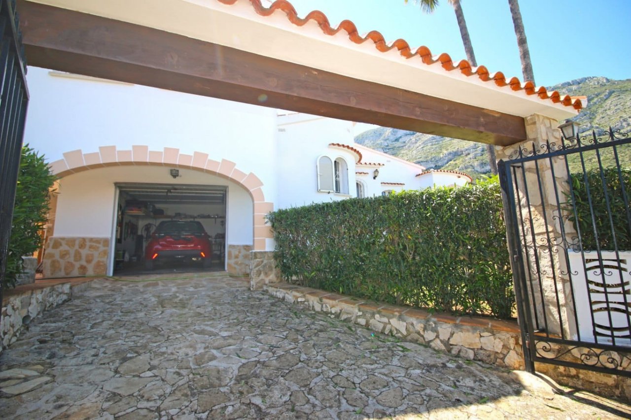 Villa de tres habitaciones, apartamento de invitados y vistas al mar en el Montgó, Dénia