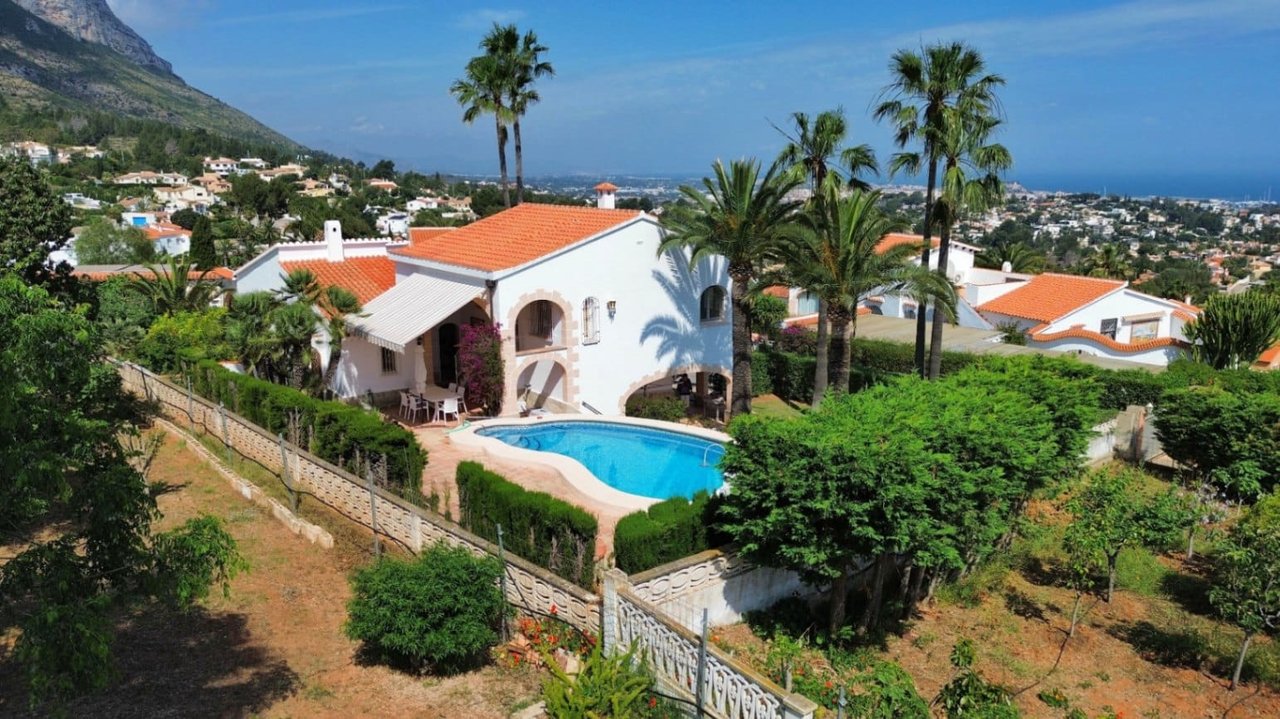 Villa de tres habitaciones, apartamento de invitados y vistas al mar en el Montgó, Dénia