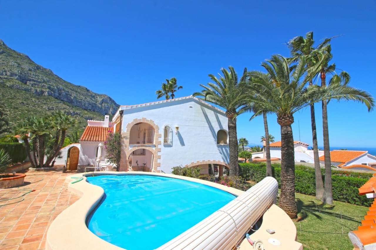 Villa de tres habitaciones, apartamento de invitados y vistas al mar en el Montgó, Dénia