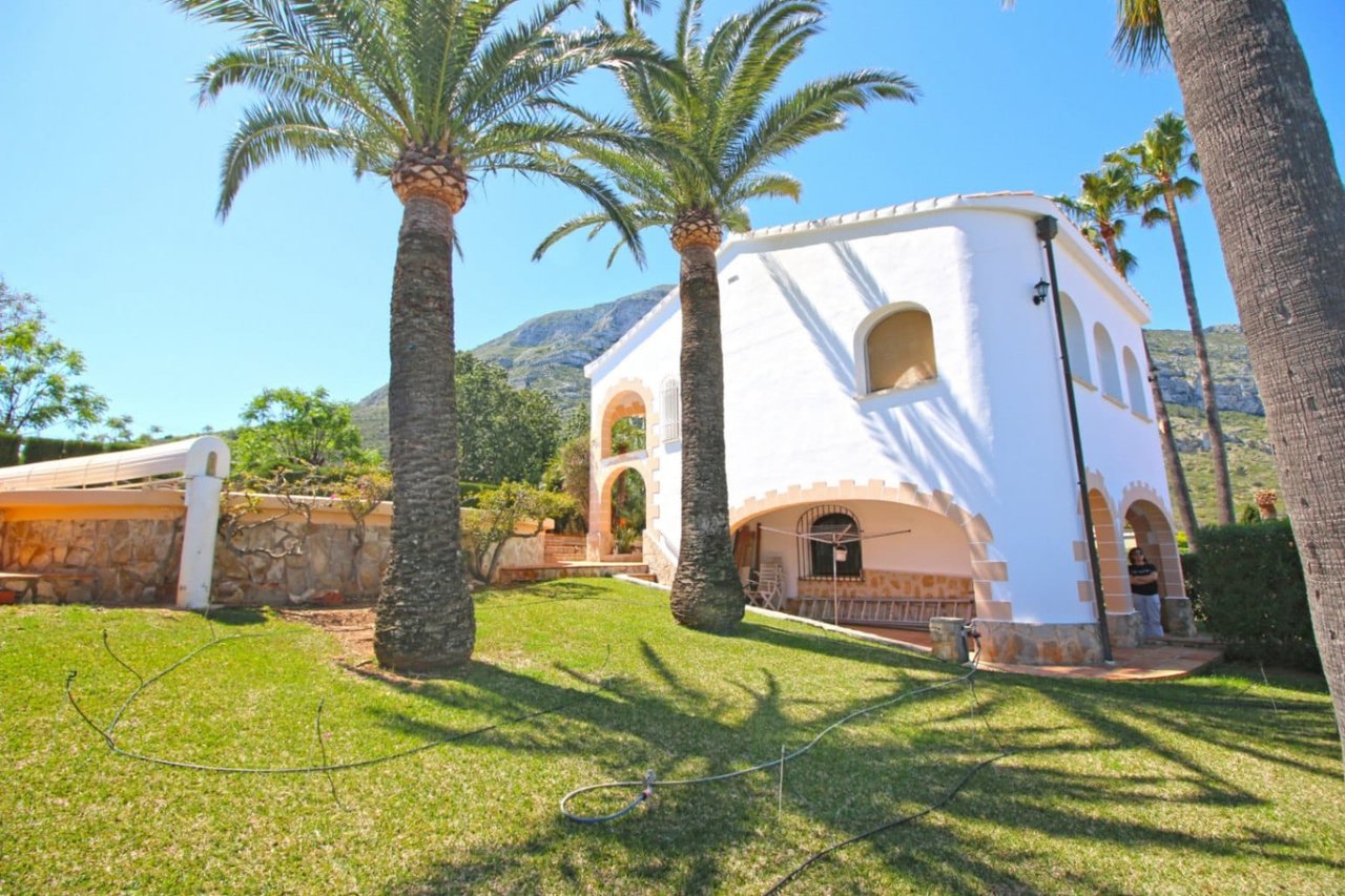 Villa de tres habitaciones, apartamento de invitados y vistas al mar en el Montgó, Dénia