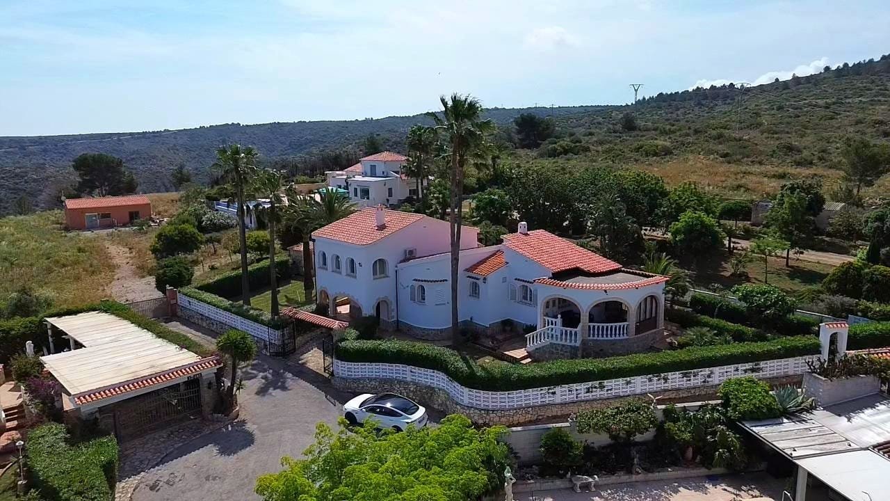 Villa de tres habitaciones, apartamento de invitados y vistas al mar en el Montgó, Dénia