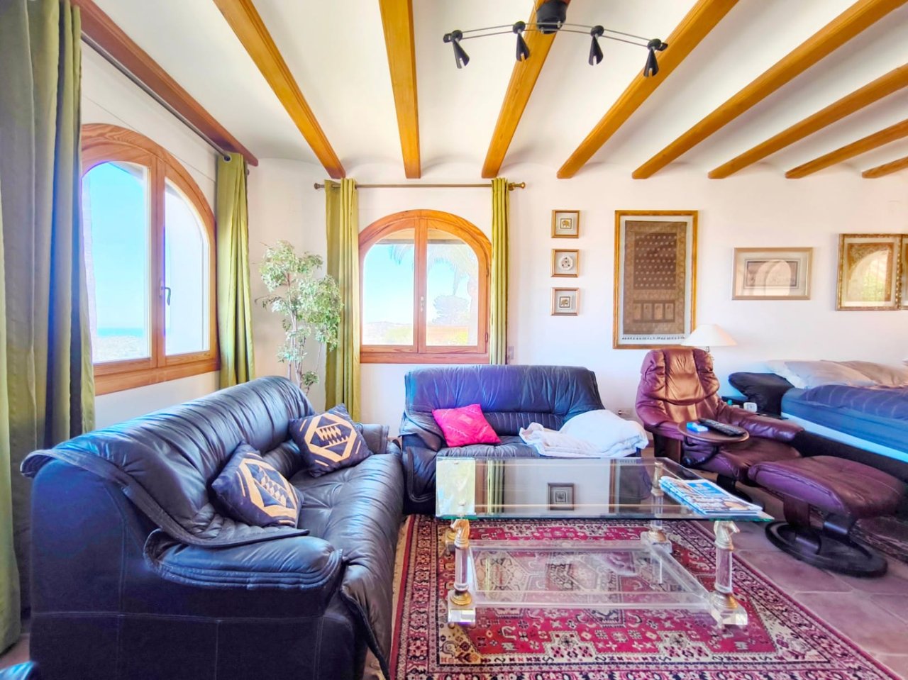 Villa de tres habitaciones, apartamento de invitados y vistas al mar en el Montgó, Dénia