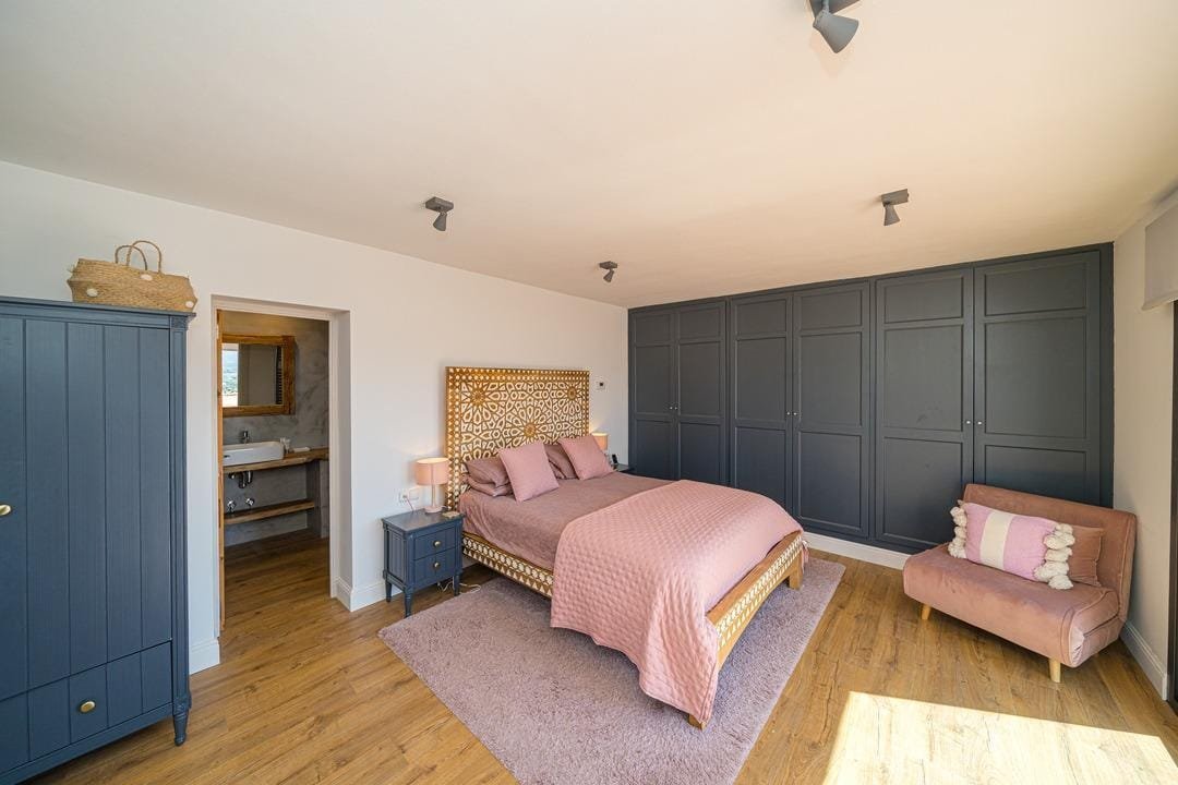 6 bedroom villa plus guest apartment in Montgó Javea