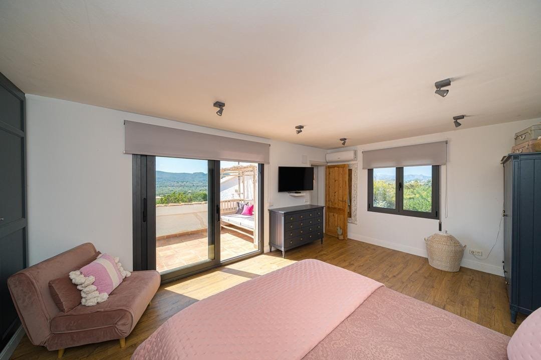 6 bedroom villa plus guest apartment in Montgó Javea