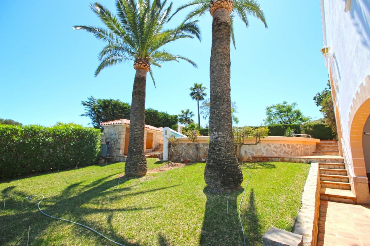 Villa de tres habitaciones, apartamento de invitados y vistas al mar en el Montgó, Dénia
