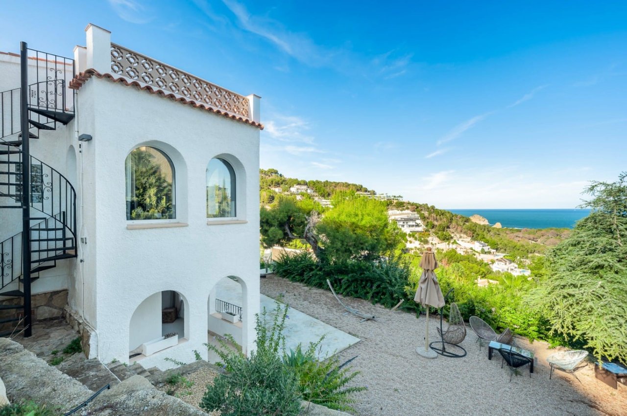 Villa for sale in Jávea with sea views and a short distance from Portixol beach