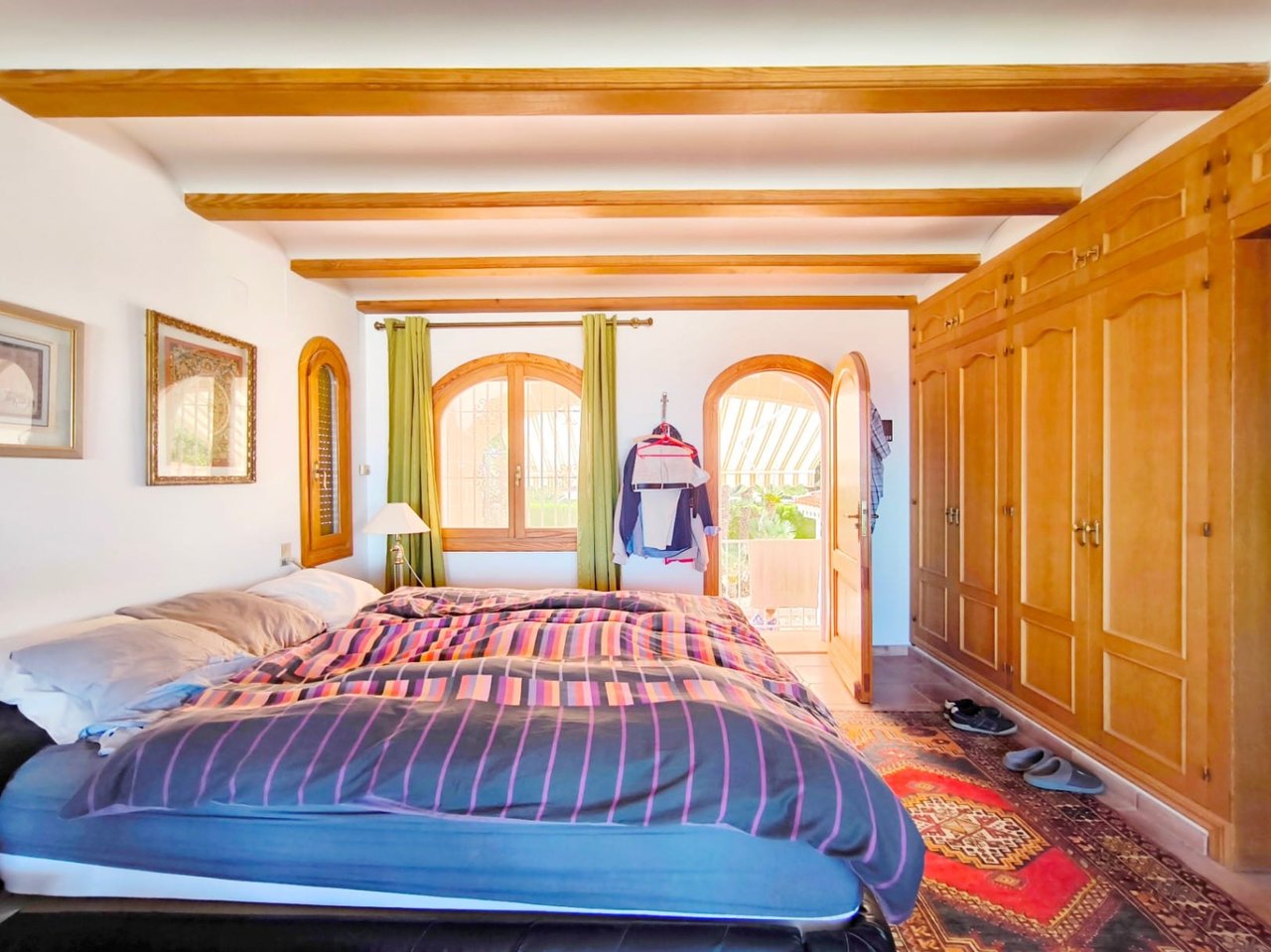 Villa de tres habitaciones, apartamento de invitados y vistas al mar en el Montgó, Dénia
