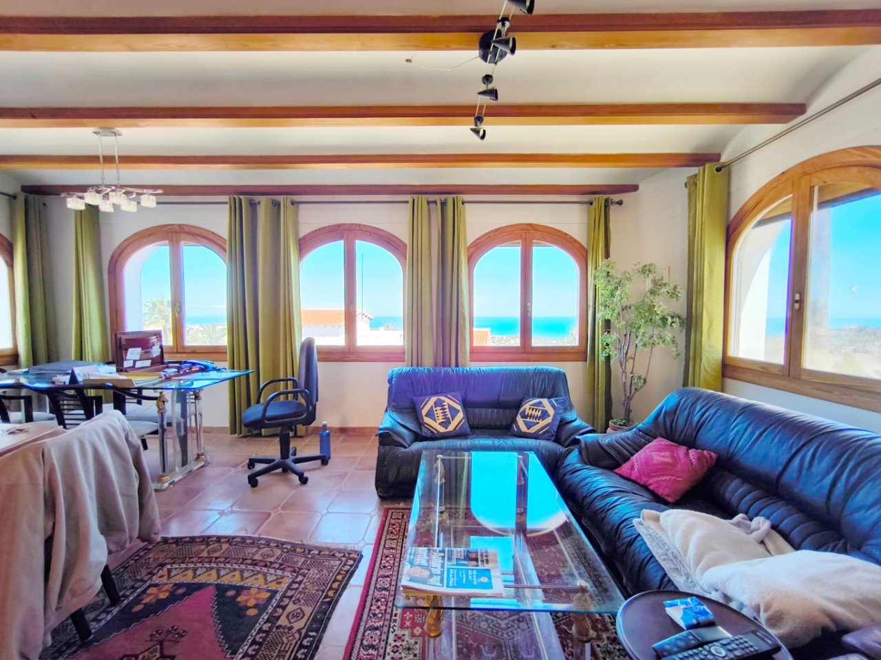 Villa de tres habitaciones, apartamento de invitados y vistas al mar en el Montgó, Dénia