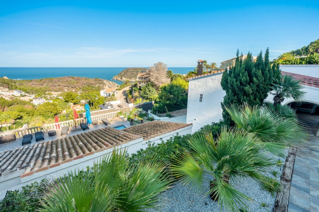 Villa for sale in Jávea with sea views and a short distance from Portixol beach