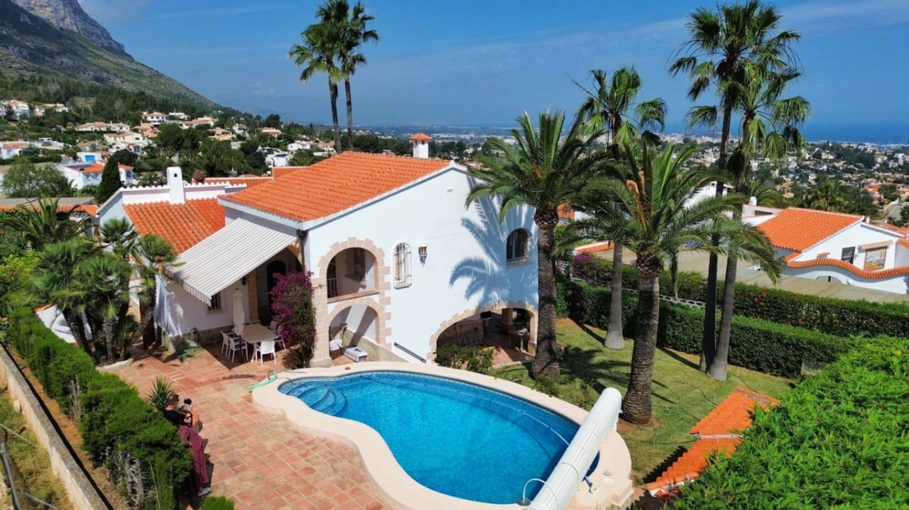 Villa de tres habitaciones, apartamento de invitados y vistas al mar en el Montgó, Dénia