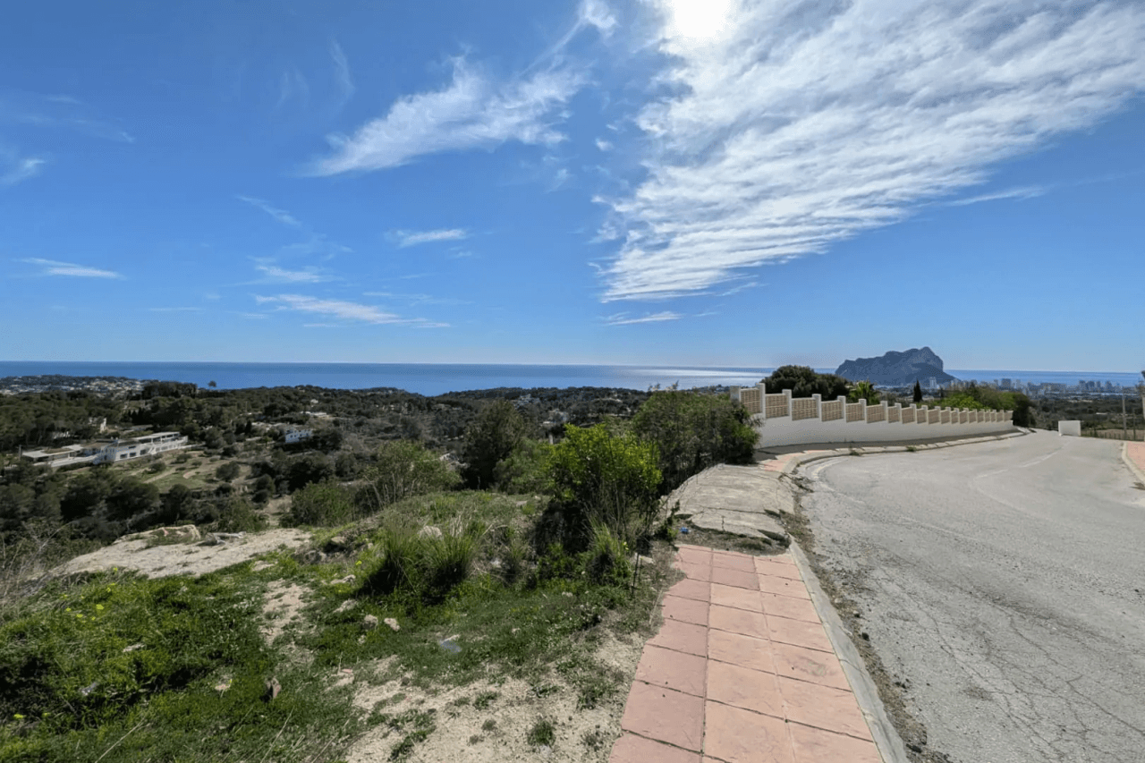4324BEN Parcela con vistas panorámicas al mar en venta en Benissa