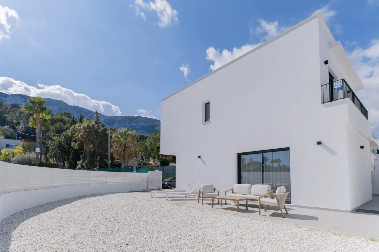 8327DEN Villa moderna a la venta en Denia.