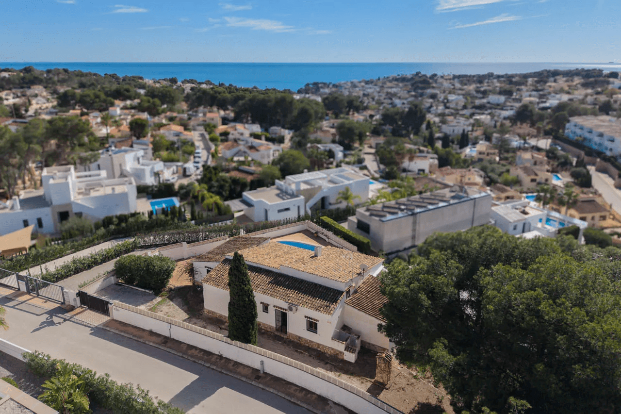8318BEN Villa con proyecto de reforma y con vistas al mar a la venta en Benissa.