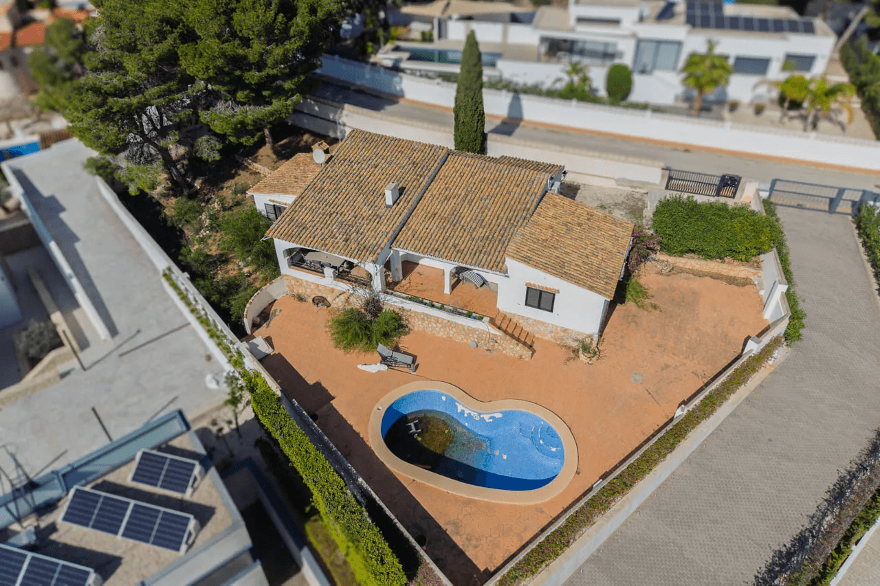 8318BEN Villa con proyecto de reforma y con vistas al mar a la venta en Benissa.