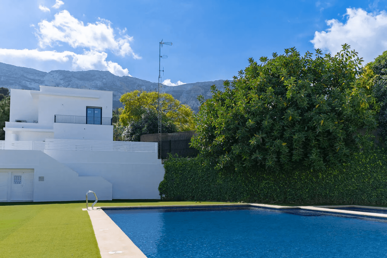 8327DEN Villa moderna a la venta en Denia.