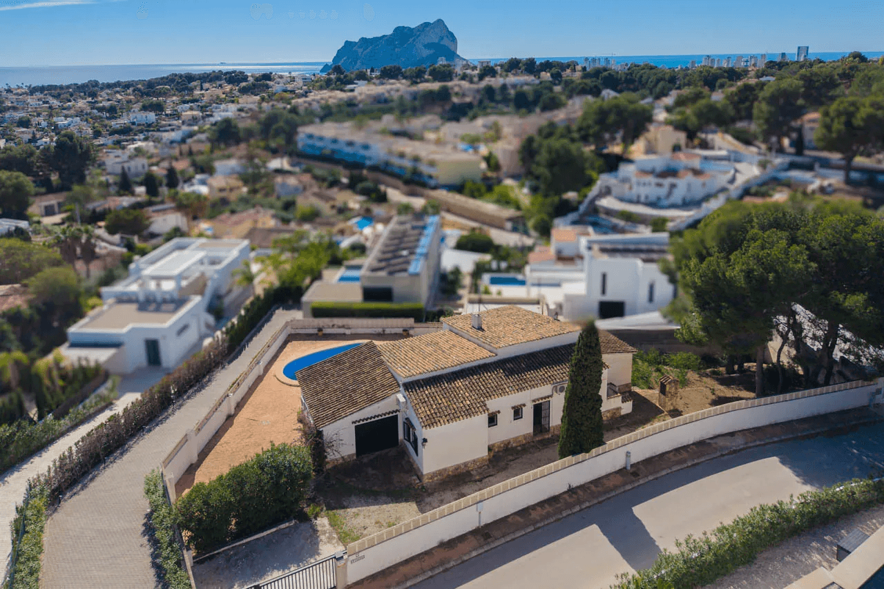 8318BEN Villa con proyecto de reforma y con vistas al mar a la venta en Benissa.