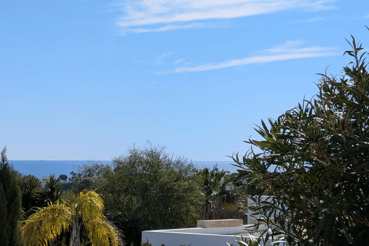8318BEN Villa con proyecto de reforma y con vistas al mar a la venta en Benissa.