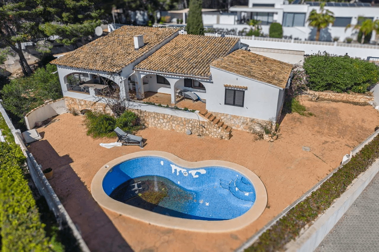 8318BEN Villa con proyecto de reforma y con vistas al mar a la venta en Benissa.