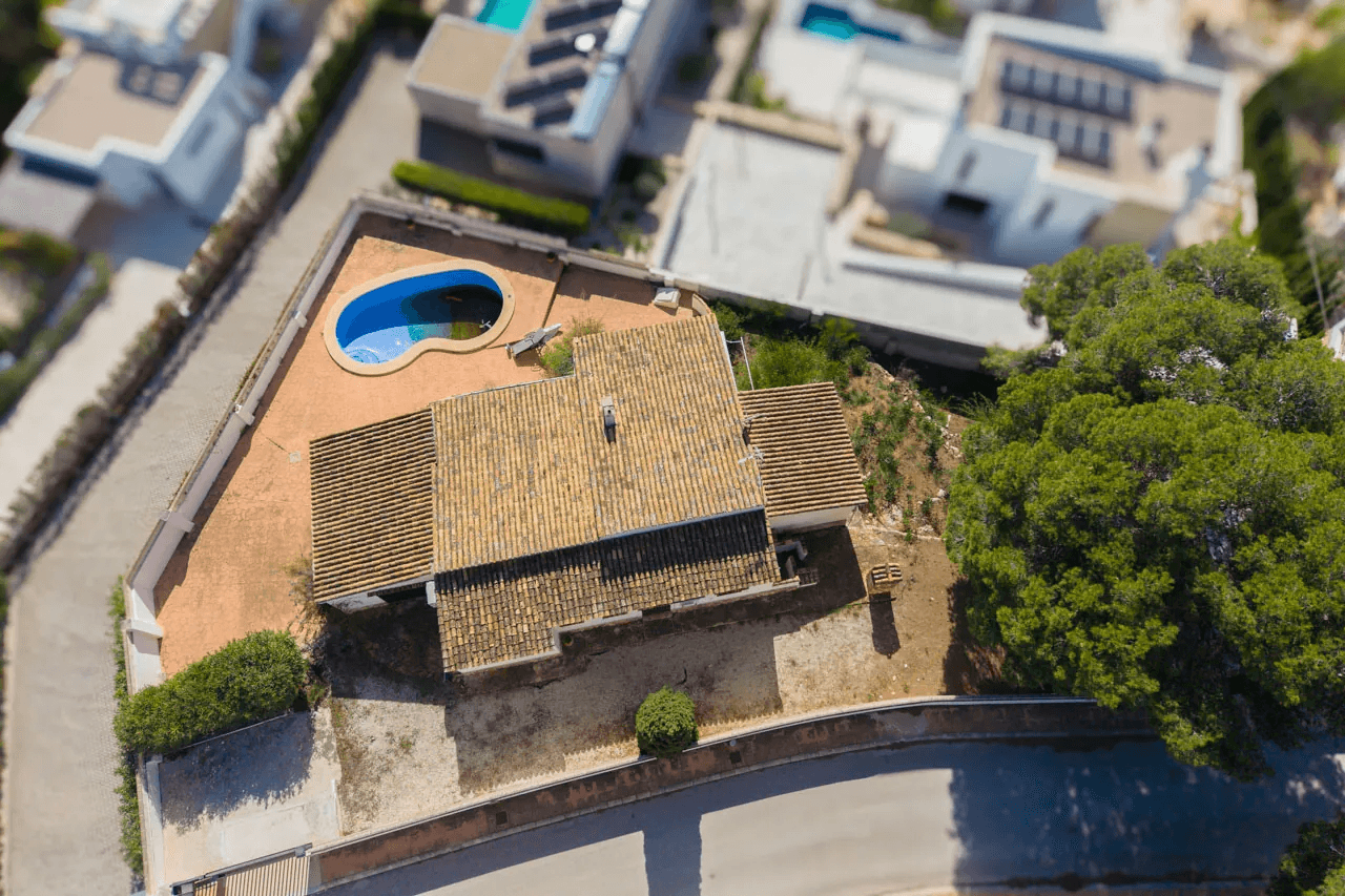 8318BEN Villa con proyecto de reforma y con vistas al mar a la venta en Benissa.