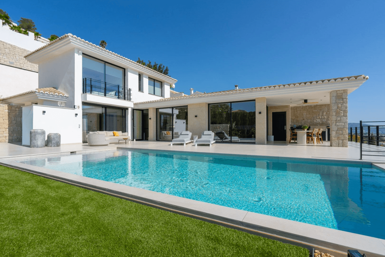 Villa de lujo mediterránea con vistas panorámicas al mar en venta en Benissa