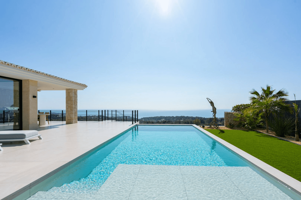 Villa de lujo mediterránea con vistas panorámicas al mar en venta en Benissa