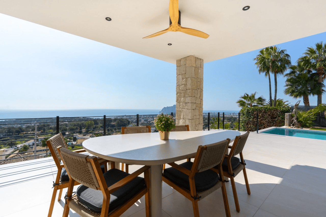 Villa de lujo mediterránea con vistas panorámicas al mar en venta en Benissa