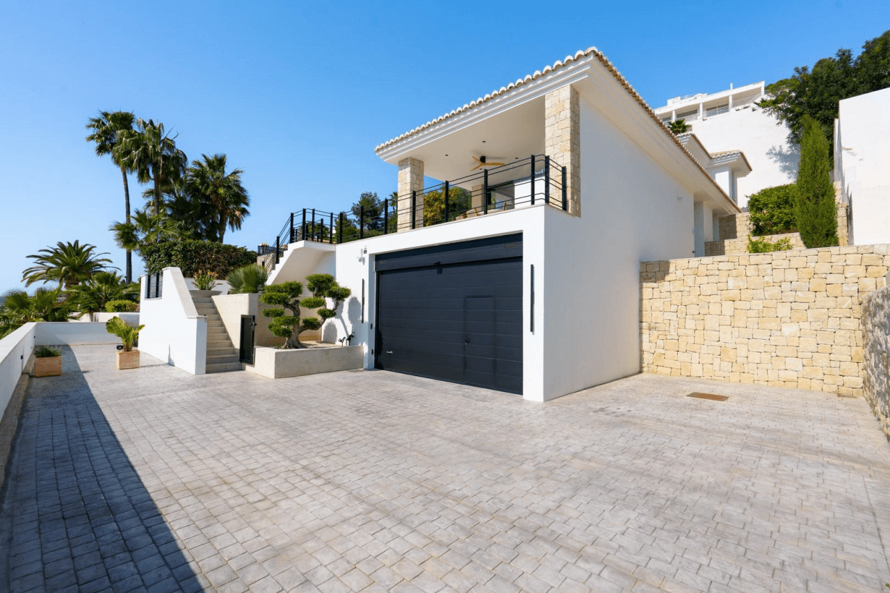 Villa de lujo mediterránea con vistas panorámicas al mar en venta en Benissa