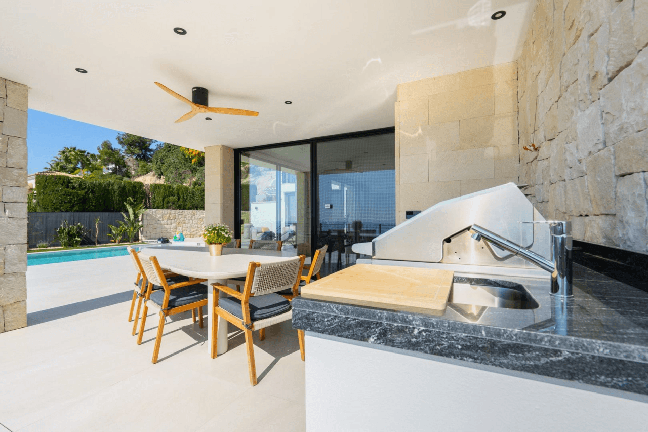 Villa de lujo mediterránea con vistas panorámicas al mar en venta en Benissa