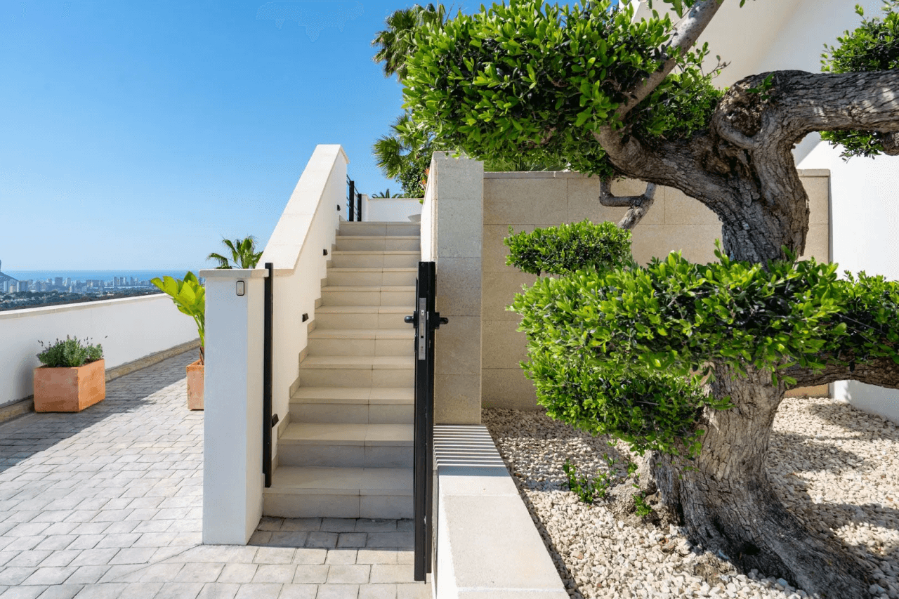 Villa de lujo mediterránea con vistas panorámicas al mar en venta en Benissa