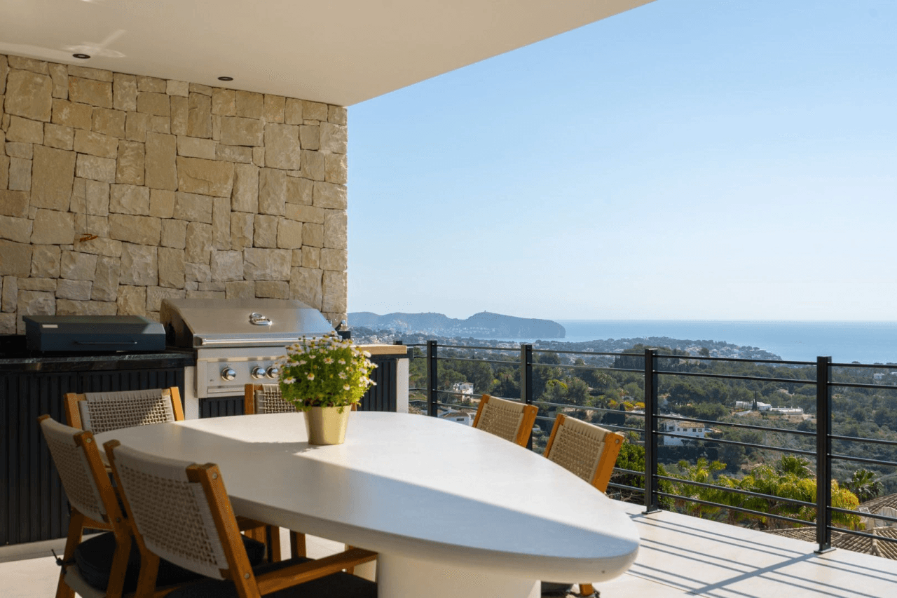 Villa de lujo mediterránea con vistas panorámicas al mar en venta en Benissa