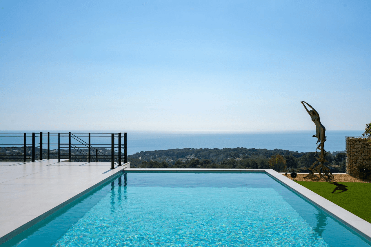 Villa de lujo mediterránea con vistas panorámicas al mar en venta en Benissa