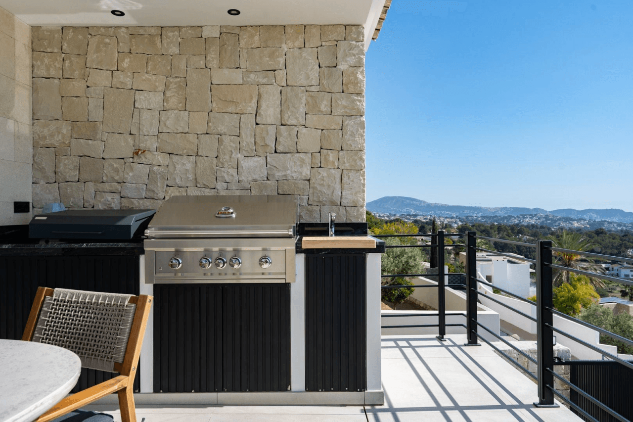 Villa de lujo mediterránea con vistas panorámicas al mar en venta en Benissa