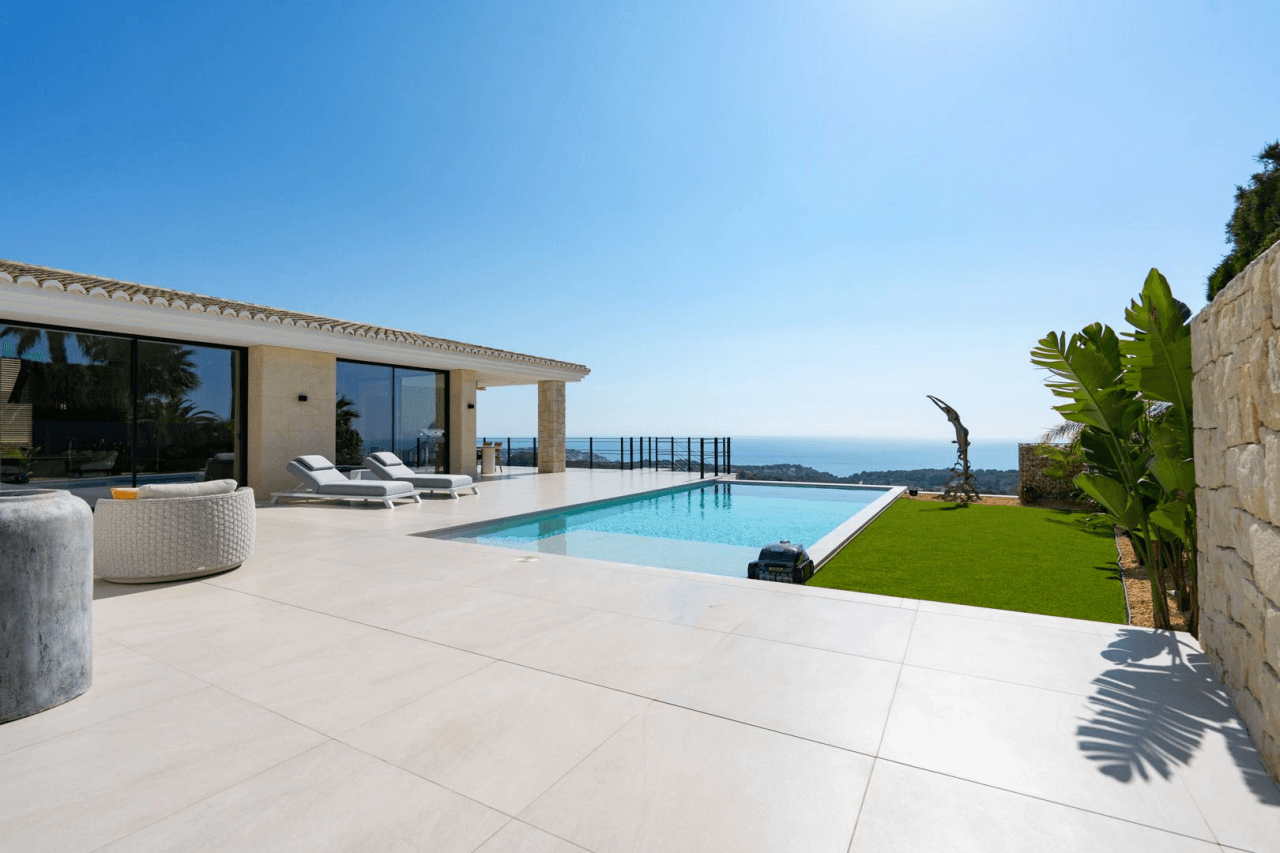 Villa de lujo mediterránea con vistas panorámicas al mar en venta en Benissa