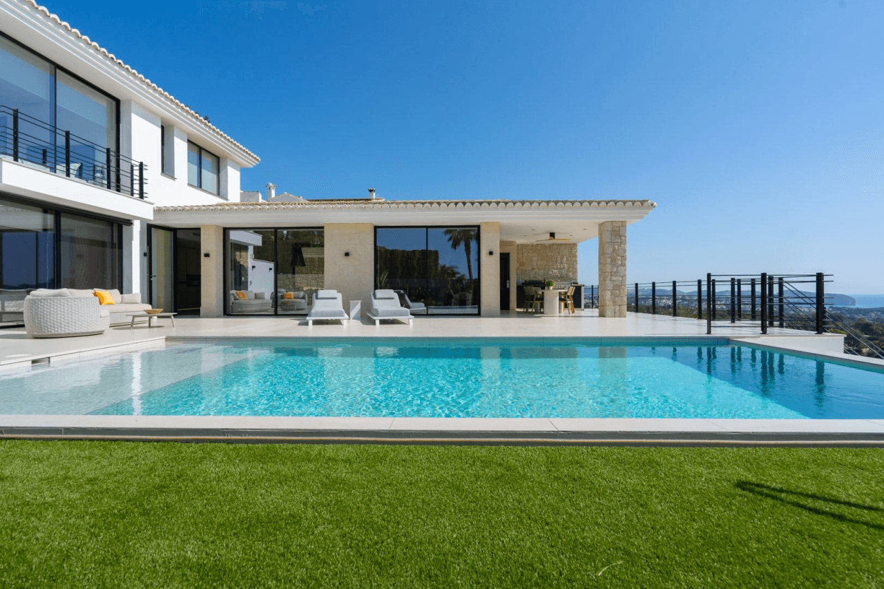 Villa de lujo mediterránea con vistas panorámicas al mar en venta en Benissa