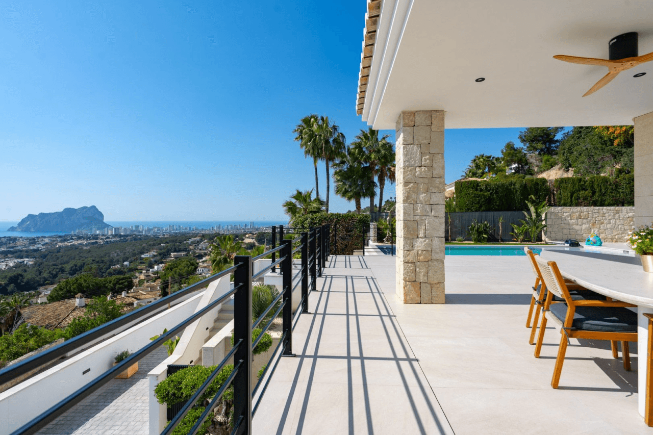 Villa de lujo mediterránea con vistas panorámicas al mar en venta en Benissa