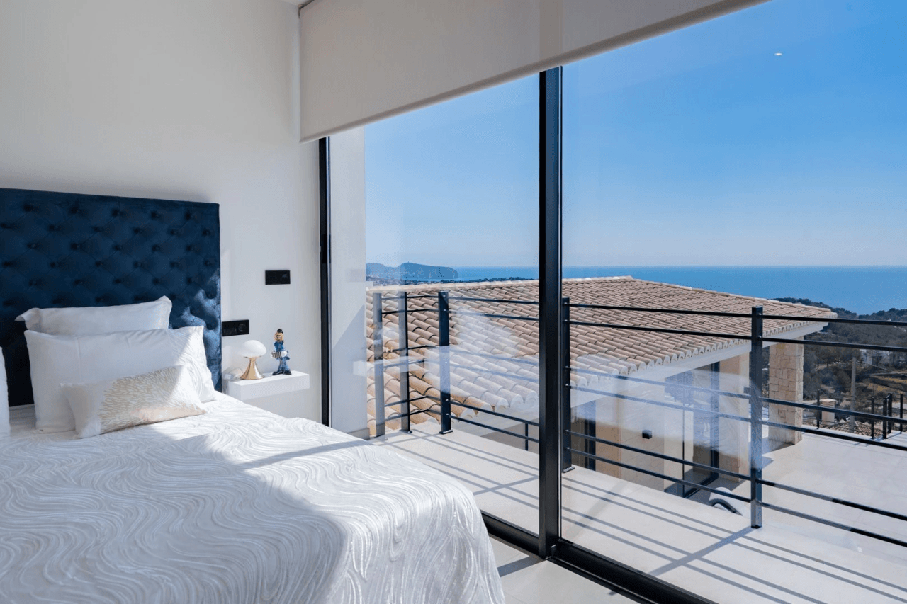 Villa de lujo mediterránea con vistas panorámicas al mar en venta en Benissa