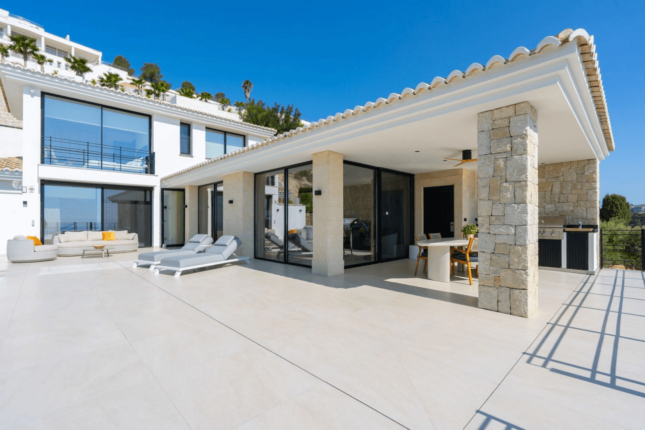 Villa de lujo mediterránea con vistas panorámicas al mar en venta en Benissa