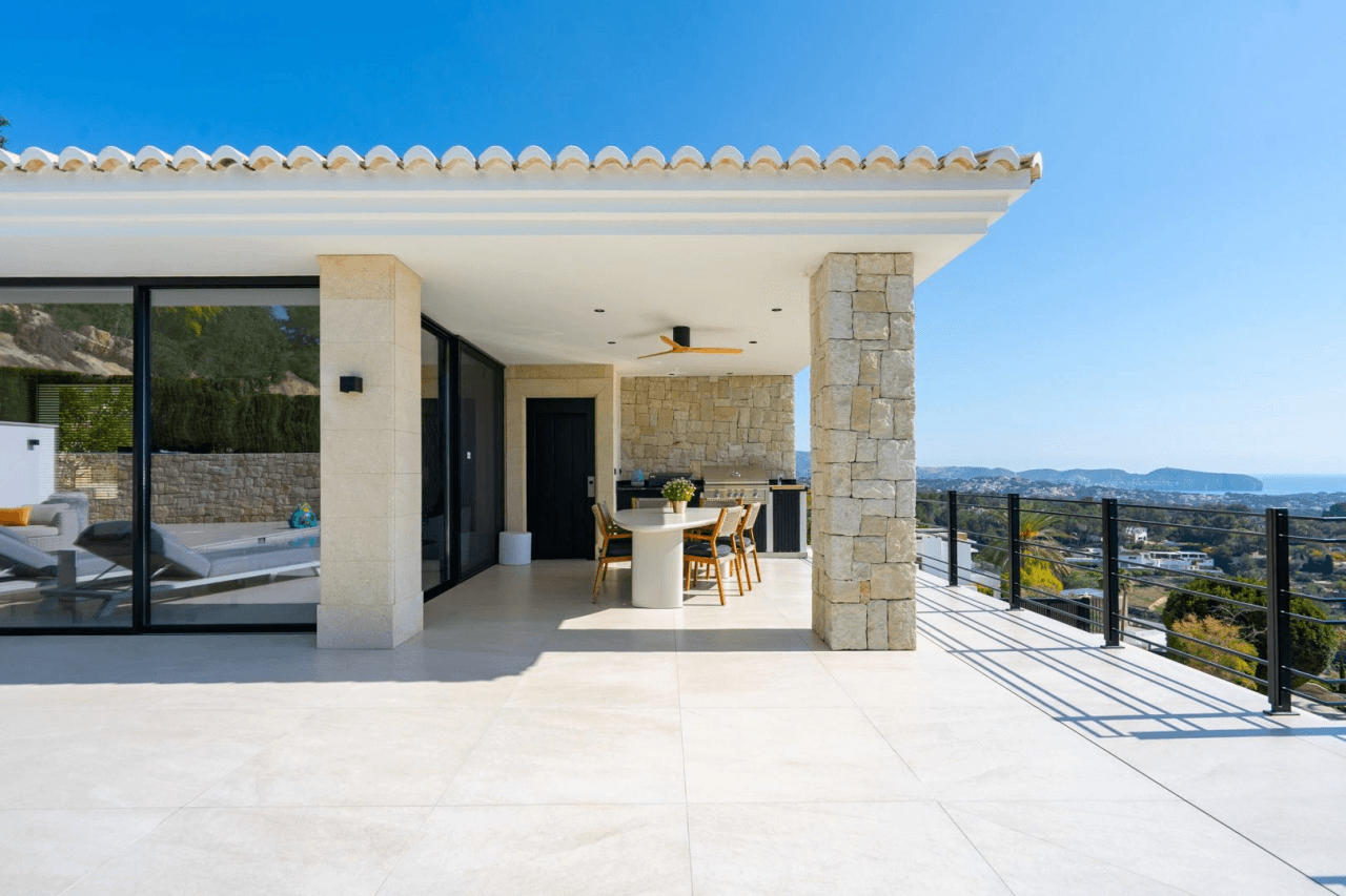 Villa de lujo mediterránea con vistas panorámicas al mar en venta en Benissa