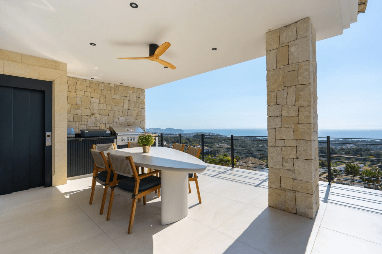 Villa de lujo mediterránea con vistas panorámicas al mar en venta en Benissa