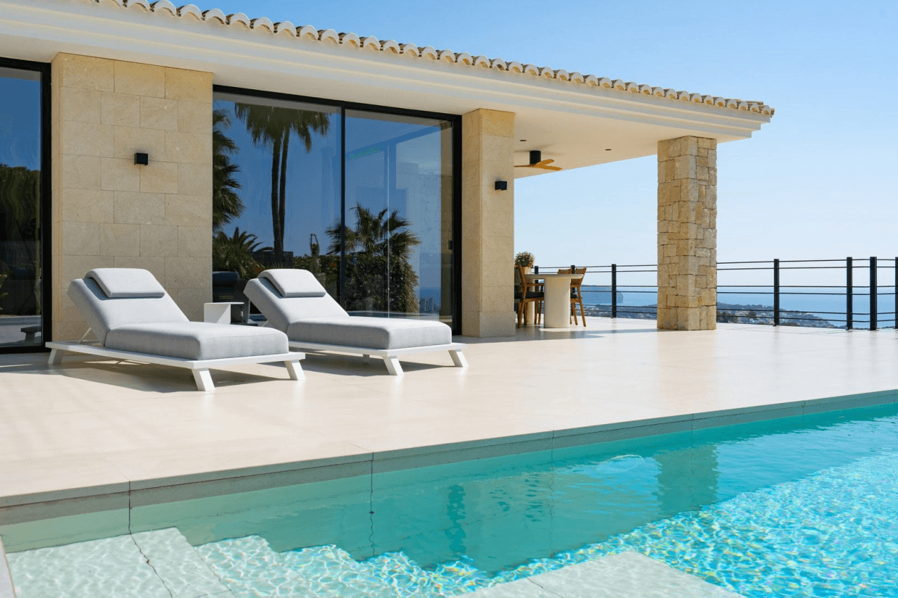Villa de lujo mediterránea con vistas panorámicas al mar en venta en Benissa