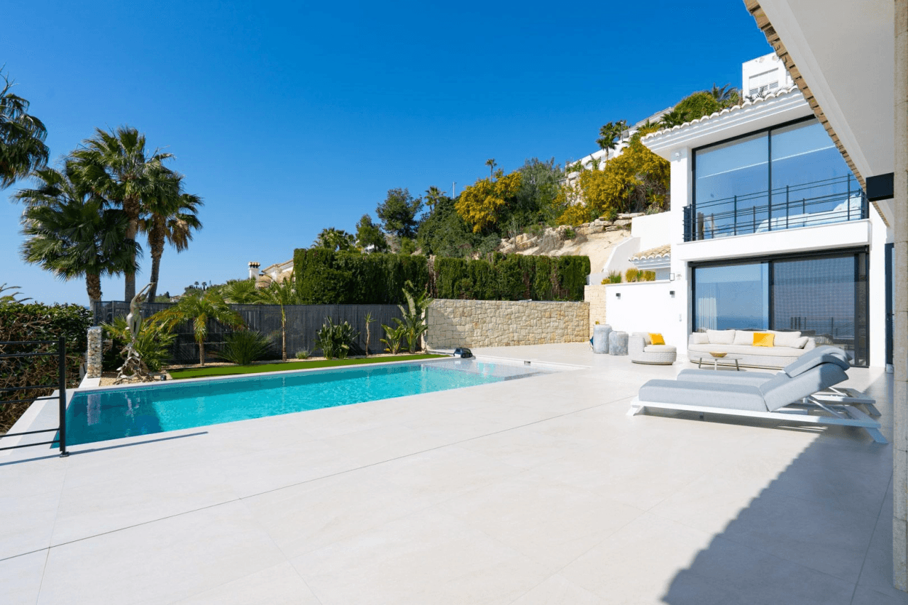 Villa de lujo mediterránea con vistas panorámicas al mar en venta en Benissa