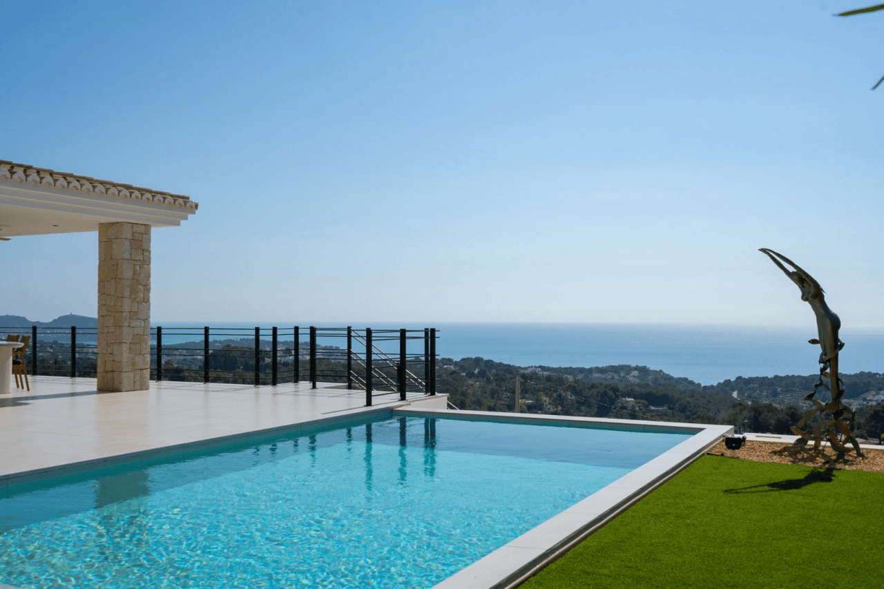 Villa de lujo mediterránea con vistas panorámicas al mar en venta en Benissa