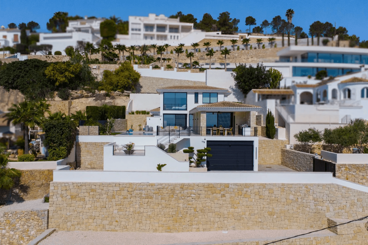 Villa de lujo mediterránea con vistas panorámicas al mar en venta en Benissa
