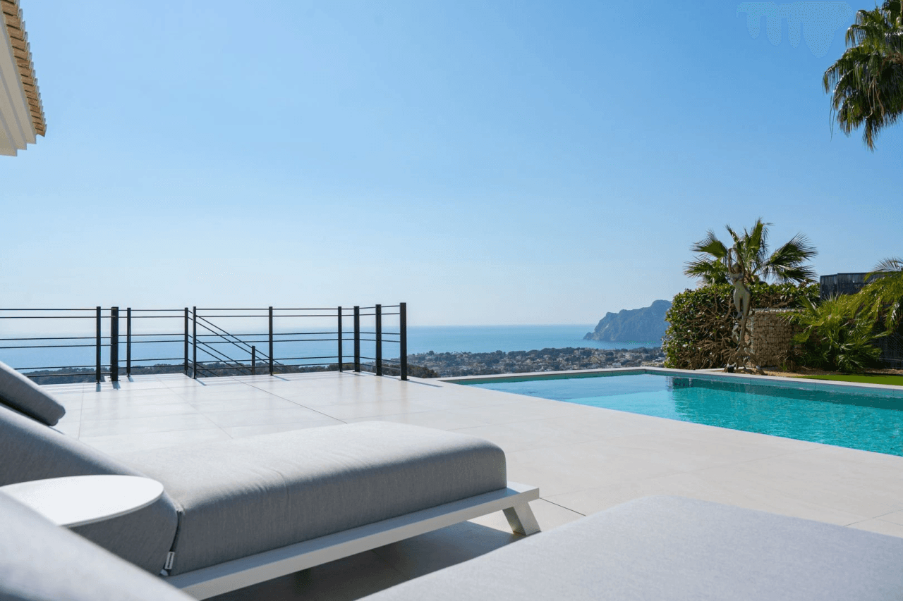 Villa de lujo mediterránea con vistas panorámicas al mar en venta en Benissa