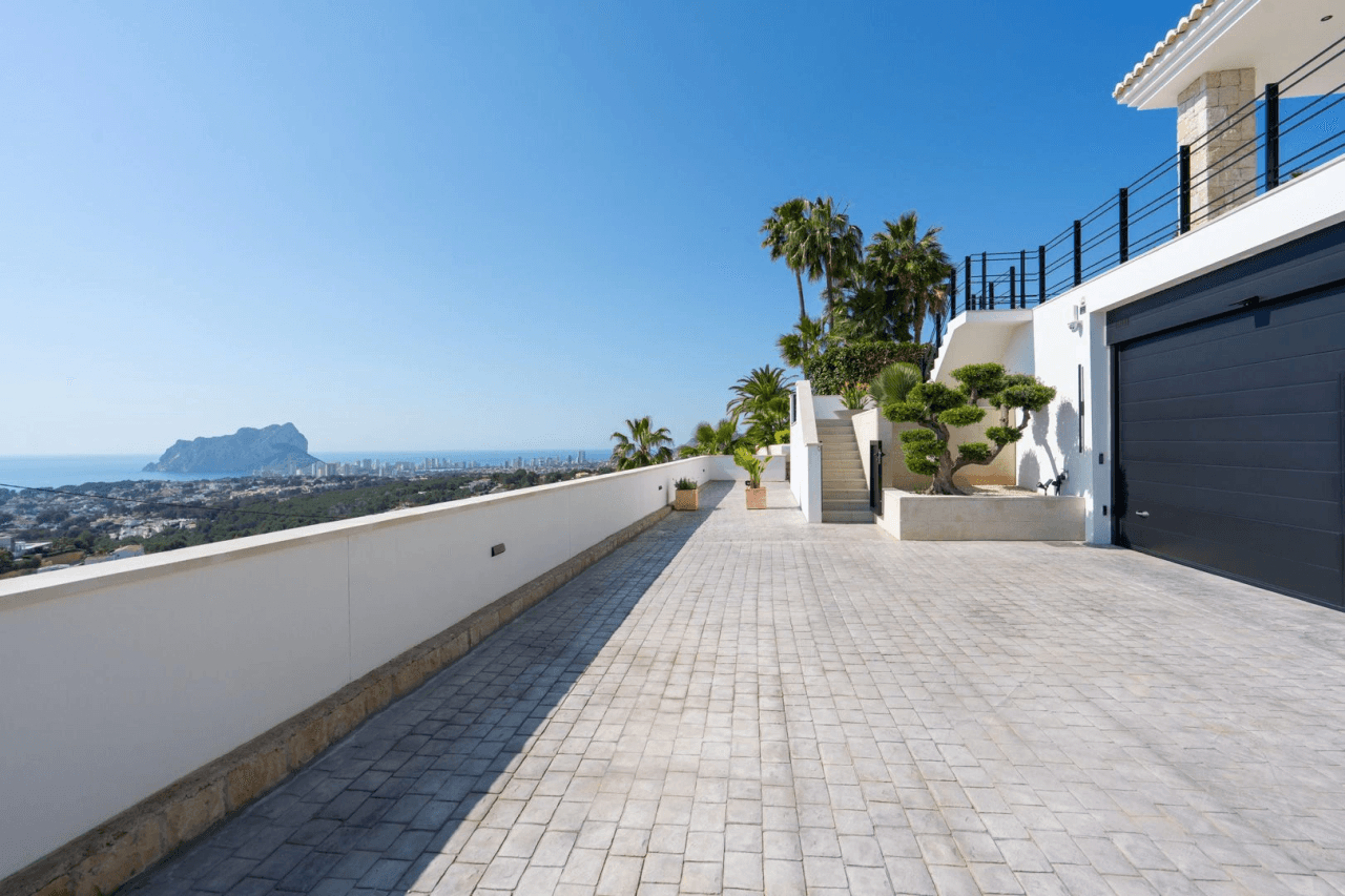 Villa de lujo mediterránea con vistas panorámicas al mar en venta en Benissa