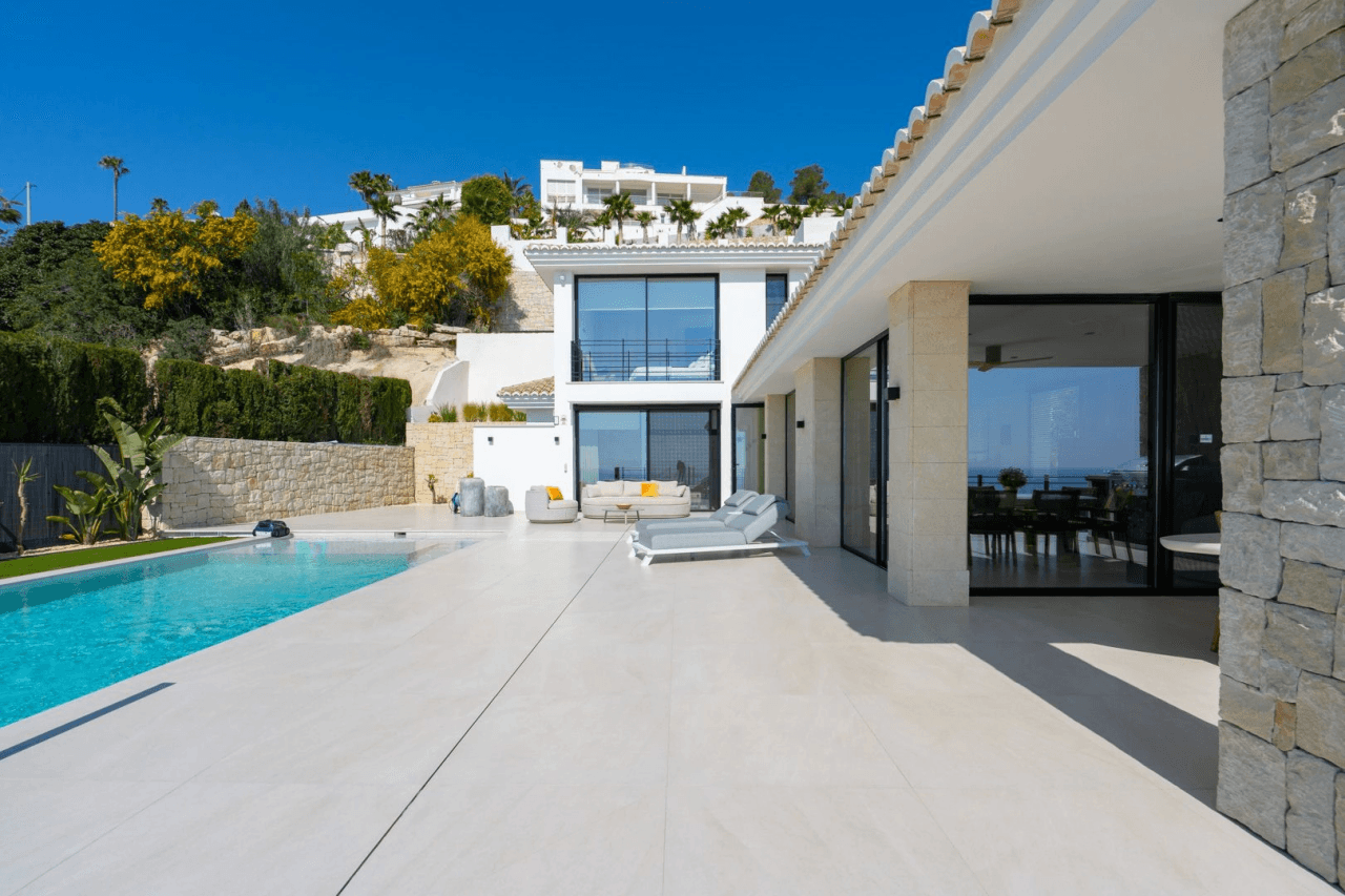 Villa de lujo mediterránea con vistas panorámicas al mar en venta en Benissa