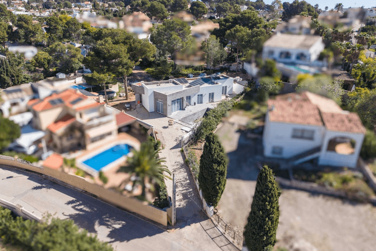 8329CAL Modern villa to finalize for sale in Calpe.