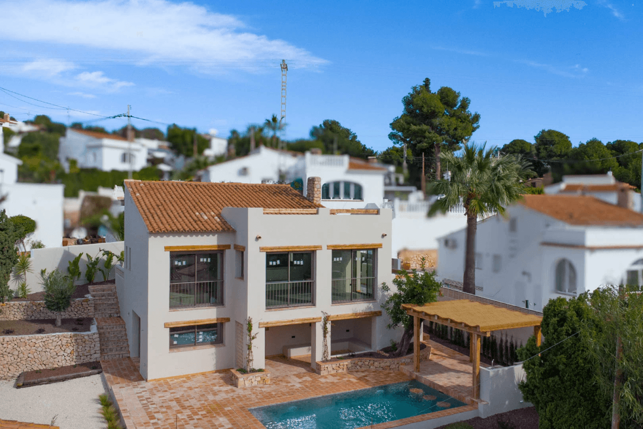 4617BEN Villa mediterránea reformada con vistas al mar en venta en La Fustera, Benissa